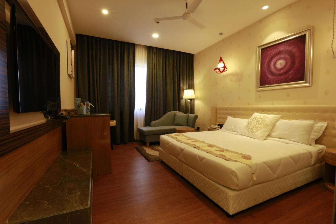 Hotel Pal Heights Mantra Bhubaneswar Exterior foto